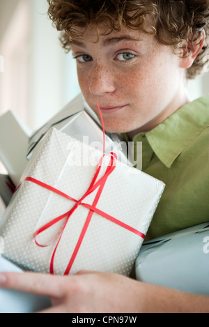 Preteen Boy Holding Geschenke Stockfoto