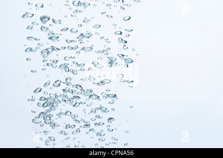 Luftblasen im Wasser Stockfoto