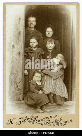 Personen, Familie, Eltern mit Kindern vor der Tür, Schwerin, Deutschland, um 1898, Zusatz-Rechteklärung-nicht möglich Stockfoto