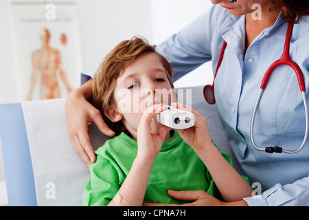 ATMUNG, SPIROMETRIE BEI EINEM KIND Stockfoto