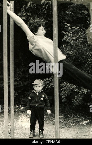 kleine Junge steht in der Nähe die horizontale Leiste, die Teenager, Kursk, Sowjetunion, 1984 schwingt Stockfoto