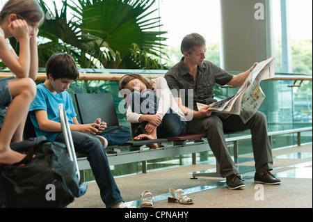 Familie warten im Flughafen-terminal Stockfoto