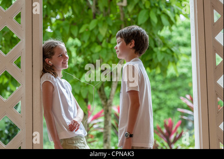 Jungen und Mädchen zusammen mit gemeinsamen Kopfhörer Musik hören Stockfoto