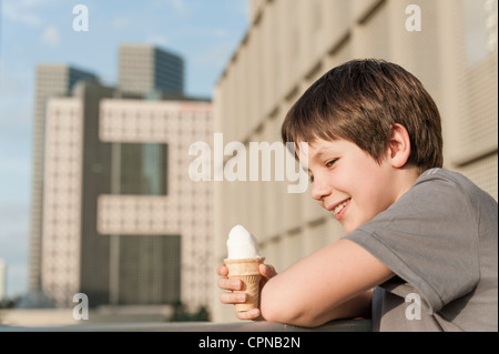 Junge hält Eistüte, Porträt Stockfoto