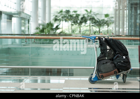 Gepäckwagen mit Gepäck im Flughafen Stockfoto