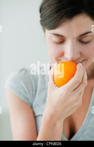 Frau riechen frische orange Stockfoto