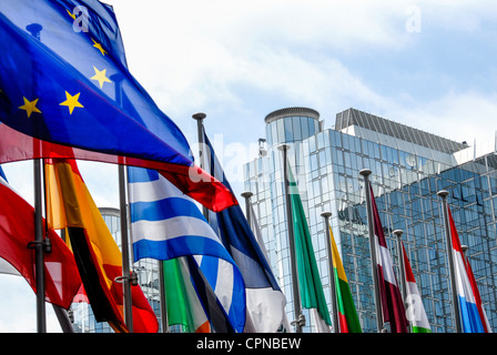 Europäischen Parlament in Brüssel mit Flaggen im Vordergrund Stockfoto