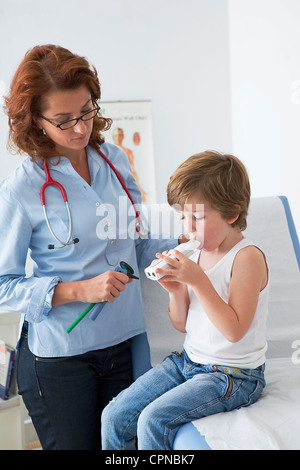 ATMUNG, SPIROMETRIE BEI EINEM KIND Stockfoto