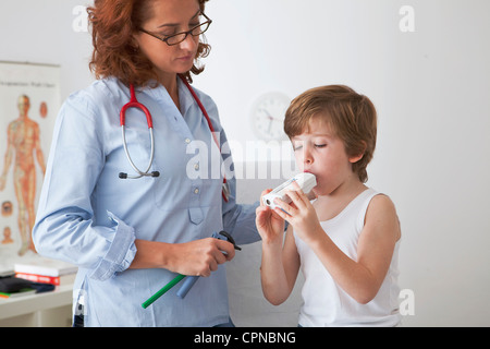 ATMUNG, SPIROMETRIE BEI EINEM KIND Stockfoto