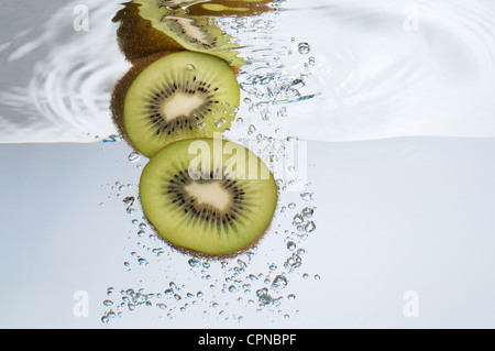 Kiwi-Hälften in Wasser getaucht Stockfoto