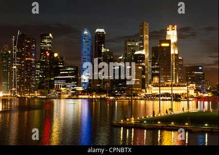 Singapur, Waterfront Skyline nachts von Esplanade angesehen Stockfoto