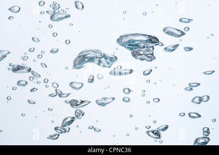 Luftblasen im Wasser Stockfoto