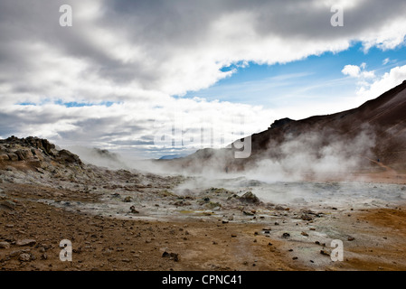 Island, Namafjall, Fumarolen und loslassen Dampf und Schwefel Gas Schlammpötte Stockfoto