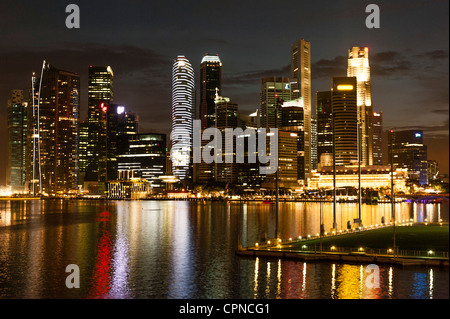 Skyline von Singapur am Wasser in der Nacht von Esplanade angesehen Stockfoto