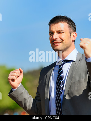 Porträt eines Kaufmanns im Freien mit Gewinner-Geist Stockfoto