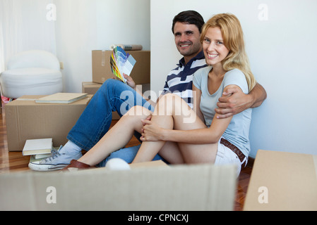 Paar Auspacken im neuen Haus, Mann, hält Farbfelder Stockfoto