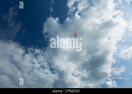 Ballon mit Nachricht attached to it. im Himmel schweben Stockfoto