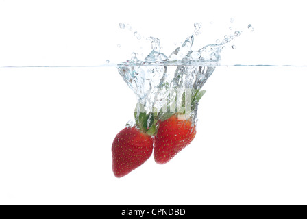 Erdbeeren in Wasser plantschen Stockfoto