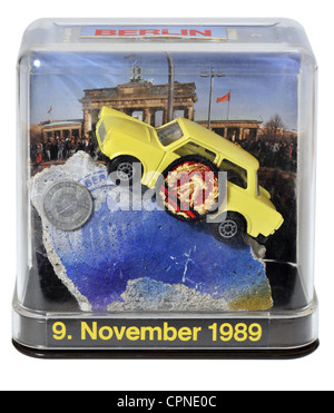 Tourismus, Souvenirs, der Fall der Berliner Mauer, '9. November 1989', Trabbi auf Originalstück der Berliner Mauer, Berlin, Deutschland, 1991, zusätzliche-Rights-Clearences-not available Stockfoto
