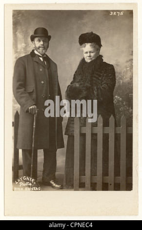 Studio-Porträt eines eleganten edwardianischen Paares, trägt einen Pelzmantel und Melone Hut, 1908, South Tyneside, N.E. England, Großbritannien Stockfoto