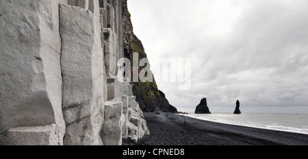 Island, Vik, Basaltsäulen und schwarzen Sandstrand Stockfoto