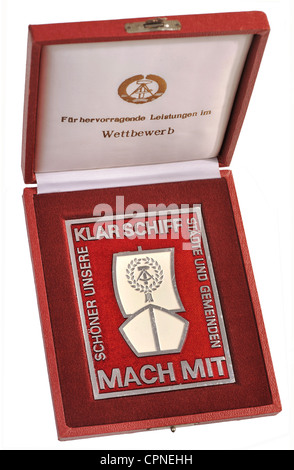 Verzierungen, 'klar Schiff', 'mach mit' (Komm schon), 'Schoener unsere Städte und Gemeinden', Verdienstzeichen, für besondere Leistungen im Wettbewerb, Fall, Ostdeutschland, um 1980, , Zusatzrechte-Clearenzen-nicht vorhanden Stockfoto