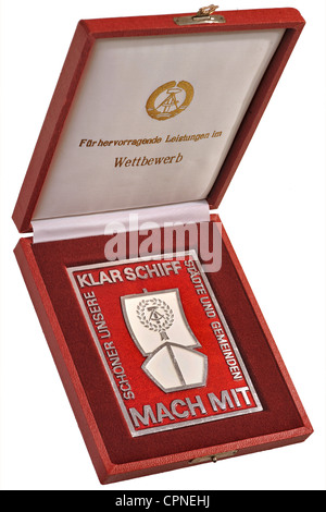 Verzierungen, 'klar Schiff', 'mach mit' (komm auf), Verdienstmarke für besondere Leistungen im Wettbewerb, etui, DDR, um 1980, , Zusatzrechte-Clearences-nicht vorhanden Stockfoto