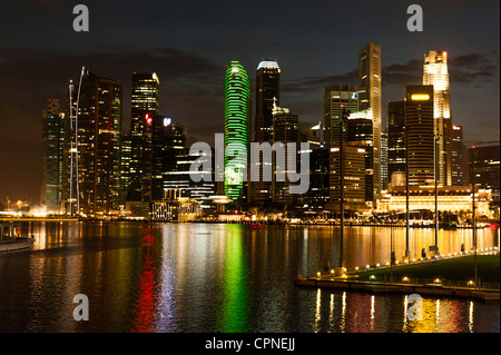 Singapur, Waterfront Skyline nachts von Esplanade angesehen Stockfoto