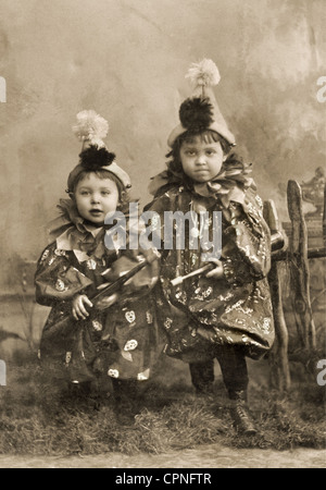 Personen, Kinder, zwei Kinder in Karnevalskostüm, München, Deutschland, 1900, Zusatz-Rechte-Clearenzen-nicht verfügbar Stockfoto
