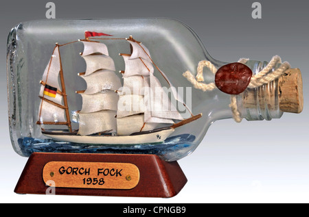 Souvenir, Gorch Fock, Schiff in einer Flasche, Build 1958, Deutschland, um 1980, Reise-Souvenir, kleine Flasche, Souvenir, Souvenirs, Souvenir der Reise, Bric-a-brac, Segelschiff, Segel, Segelschiffe, Segel, Segeltrainingsschiff, Navigation, Deutsche Marine, Miniatur, Miniaturen, Schiff in einer Flasche, Schiffe in Flaschen, Schiffe in einer Flasche, Schiff, Schiffe, noch, 1980er, 80er, 20. Jahrhundert, historisch, historisch, 1970er, Additional-Rights-Clearences-nicht verfügbar Stockfoto