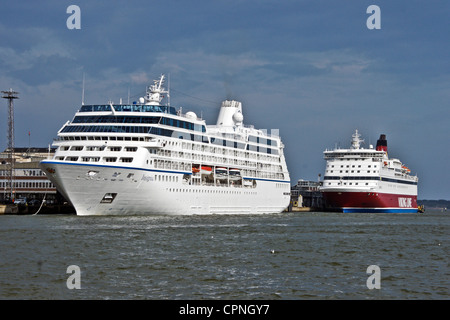 Kreuzfahrtschiff-Insignien und Viking Line Kreuzfahrtfähre M/S Gabriella im Hafen von Helsinki Finnland Stockfoto