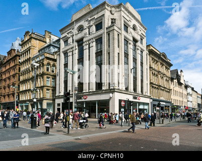 Kunden und Besucher in der Buchanan Street (links) & Argyle Street (rechts) in Glasgow Schottland an einem sonnigen Frühlingstag Stockfoto