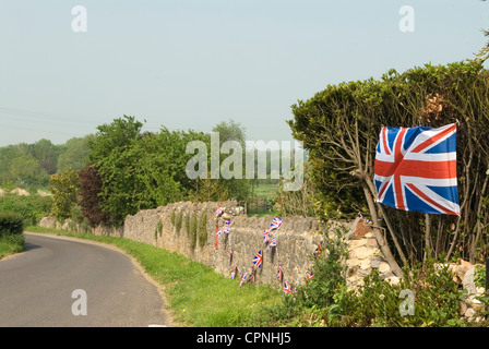 Die Flagge der Union Jack fliegt, die am Rande einer Landstraße in Somerset zur Vorbereitung des Queens Diamond Jubilee geflogen wird. England 2012 2010er Jahre UK HOMER SYKES Stockfoto