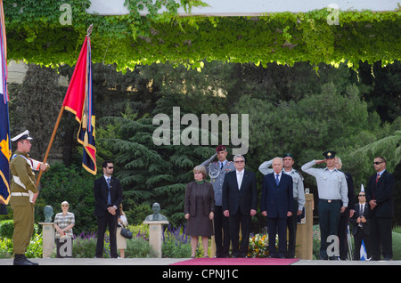 Israels Präsident Shimon Peres und seinem deutschen Amtskollegen Joachim Gauck überprüfen eine militärische Ehrenwache während einer Welcom-Zeremonie Stockfoto