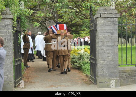 Die Trauerfeier für L/Cpl Lee Davies vom 1. Bataillon Welsh Guards fand am 11:30 am Dienstag, 29. Mai 2012 in der St. Marien Kirche, Kirche Straße, Cardigan, UK gefolgt von Feuerbestattung am Parc Gwyn Crematorium, Narberth, Pembrokeshire, UK statt. L/Cpl Davies wurde am 05.12.2012 in Afghanistan erschossen. Stockfoto