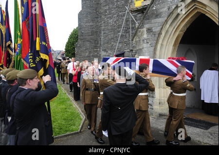 Die Trauerfeier für L/Cpl Lee Davies vom 1. Bataillon Welsh Guards fand am 11:30 am Dienstag, 29. Mai 2012 in der St. Marien Kirche, Kirche Straße, Cardigan, UK gefolgt von Feuerbestattung am Parc Gwyn Crematorium, Narberth, Pembrokeshire, UK statt. L/Cpl Davies wurde am 05.12.2012 in Afghanistan erschossen. Stockfoto