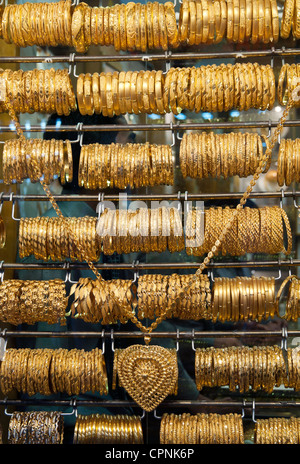 Gold in Dubai gold Souk angezeigt Stockfoto