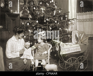 Weihnachten, Heiligabend, Mutter und Tochter mit Weihnachtsbaum, München, Deutschland, 24.12.1924, zusätzliche-Rechte-Clearences-nicht verfügbar Stockfoto