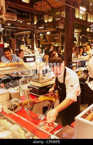 Metzger, iberischen Schinken schneiden. Mercado de San Miguel. Madrid. Spanien Stockfoto