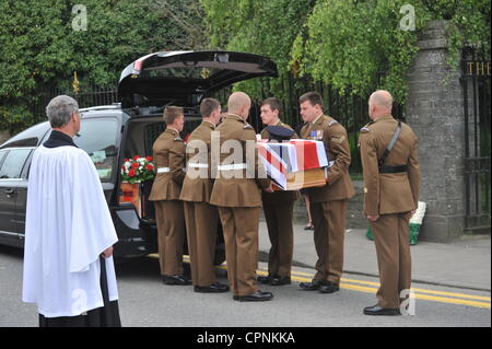 Die Trauerfeier für L/Cpl Lee Davies vom 1. Bataillon Welsh Guards fand am 11:30 am Dienstag, 29. Mai 2012 in der St. Marien Kirche, Kirche Straße, Cardigan, UK gefolgt von Feuerbestattung am Parc Gwyn Crematorium, Narberth, Pembrokeshire, UK statt. L/Cpl Davies wurde am 05.12.2012 in Afghanistan erschossen. Stockfoto