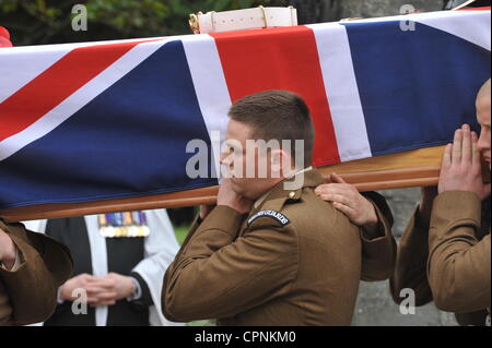 Die Trauerfeier für L/Cpl Lee Davies wurde um 1130 Uhr auf Dienstag, 29. Mai 2012 an Str. Marys Kirche, Church Street, Cardigan (SA43 1EG) gefolgt von Feuerbestattung am Parc Gwyn Crematorium, Narberth (SA67 8UD) L? CPL Davies war KIA in Afghanistan, KIA aus Handfeuerwaffen auf Samstag, 12. Mai 2012 Stockfoto