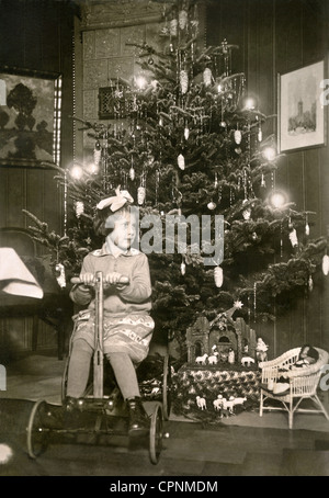 Weihnachten, Heiligabend, Mädchen bei der Verteilung von Geschenken vor dem Weihnachtsbaum, auf der Rückseite mit 'Ilse' beschriftet, Deutschland, München, Deutschland, 1927, Zusatzrechte-Clearences-nicht vorhanden Stockfoto