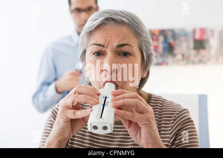 ATMUNG, SPIROMETRIE ÄLTERE P. Stockfoto