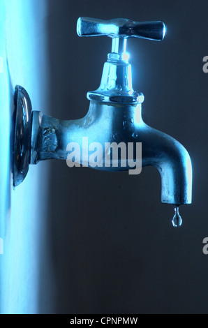 Wasser, alte Armatur tropft, Deutschland, Wassertropfen, Symbol, Symbole, klares Leitungswasser, sauber, trinken Wasser, Trinkwasser, Wasserknappheit Stockfoto