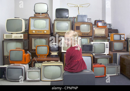 Sendung, Fernsehen, Symbol, kleines Mädchen mit vielen alten Fernsehern der 50er bis 70er Jahre, Deutschland, um 2005, Zusatzrechte-Clearences-nicht vorhanden Stockfoto