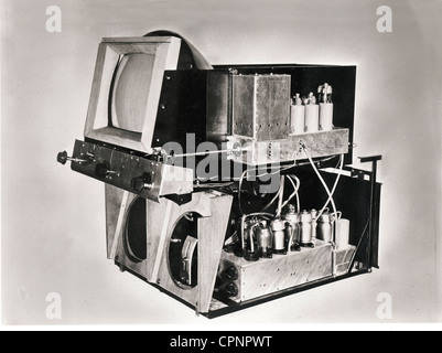 Rundfunk, Fernsehen, Chassis des Telefunken Fernsehempfängers FE IV, Kathodenstrahlröhre mit 30 Zentimeter Durchmesser, für Bild mit 180 Zeilen, Werksbild des Herstellers, Deutschland, 1935, Zusatzrechte-Clearences-nicht vorhanden Stockfoto