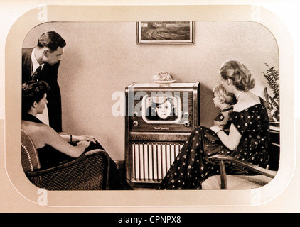 Fernsehsender, Telefunken Fernsehgerät FE 8 S, einer der ersten deutschen Nachkriegsempfänger, Familie vor dem Fernsehgerät, aus der Bedienungsanleitung, Deutschland, 1951, Zusatzrechte-Abfertigung-nicht vorhanden Stockfoto
