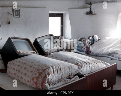 Rundfunk, Fernsehen, zwei Fernseher im Bett, im Schlafzimmer, Symbolbild mit zwei alten Graetz Fernsehern aus den 50er Jahren, Deutschland, 1999, Zusatzrechte-Clearences-nicht vorhanden Stockfoto