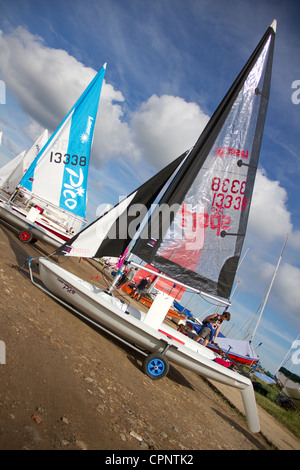 Boote Line-up zu Beginn der Blakeney & Morston Regatta. Stockfoto