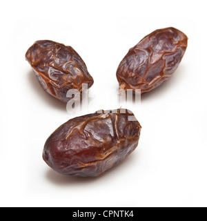 Getrocknete Medjool Datteln isoliert auf einem weißen Studio-Hintergrund. Stockfoto